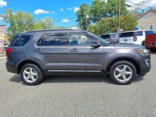 Photo of 2016 MAGNETIC METALLIC Ford Explorer