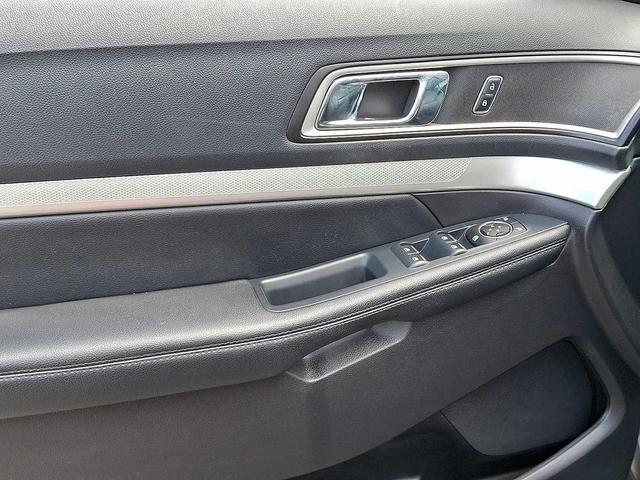 Photo of 2016 MAGNETIC METALLIC Ford Explorer