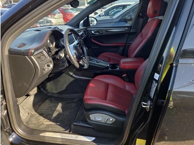 Photo of 2018 Night Blue Metallic Porsche Macan
