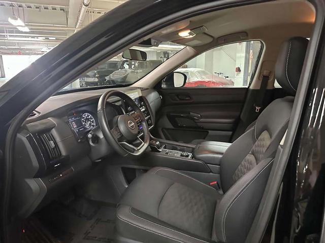 Photo of 2024 Super Black Nissan Pathfinder