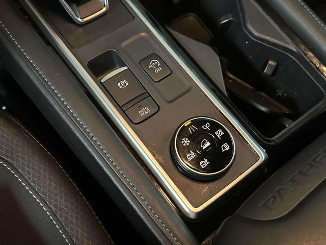 Photo of 2024 Super Black Nissan Pathfinder