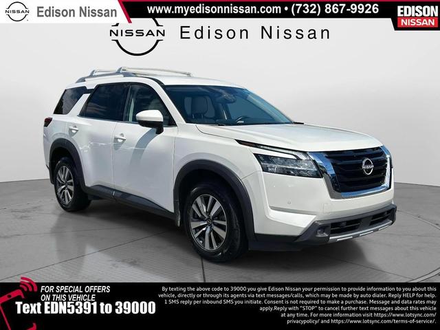 Photo of 2022 Pearl White Tricoat Nissan Pathfinder