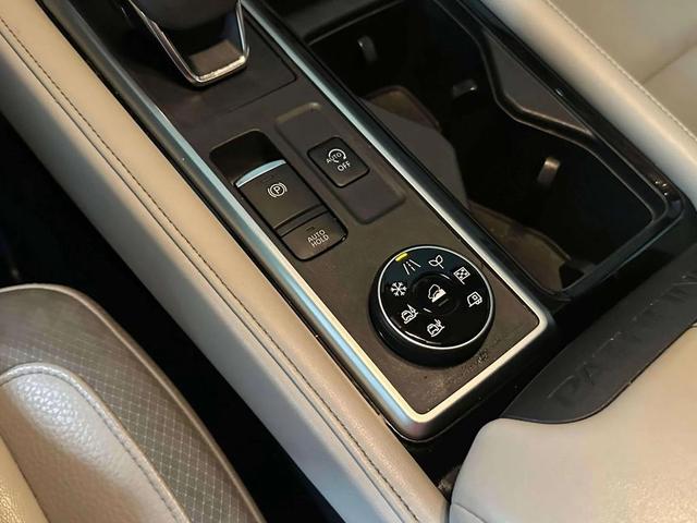 Photo of 2022 Pearl White Tricoat Nissan Pathfinder