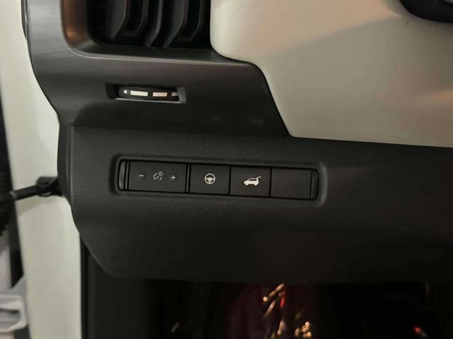Photo of 2022 Pearl White Tricoat Nissan Pathfinder