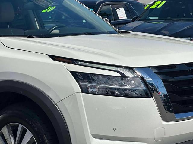 Photo of 2022 Pearl White Tricoat Nissan Pathfinder