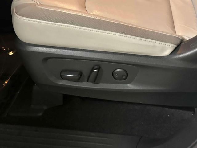 Photo of 2022 Pearl White Tricoat Nissan Pathfinder