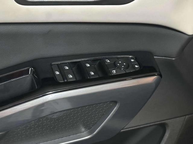 Photo of 2022 Pearl White Tricoat Nissan Pathfinder