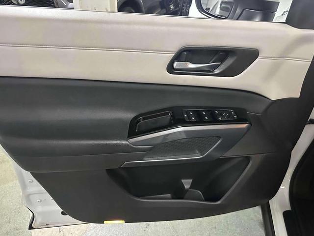 Photo of 2022 Pearl White Tricoat Nissan Pathfinder