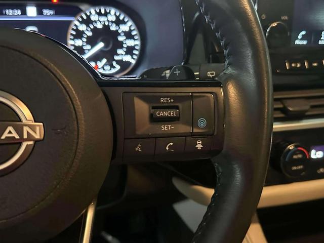 Photo of 2022 Pearl White Tricoat Nissan Pathfinder