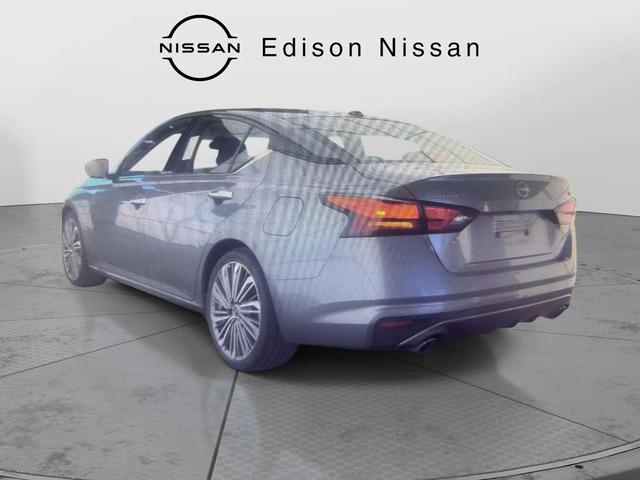 Photo of 2023 Gun Metallic Nissan Altima