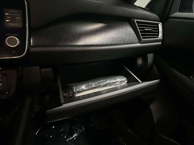 Photo of 2024 Super Black/Pearl White Nissan Leaf