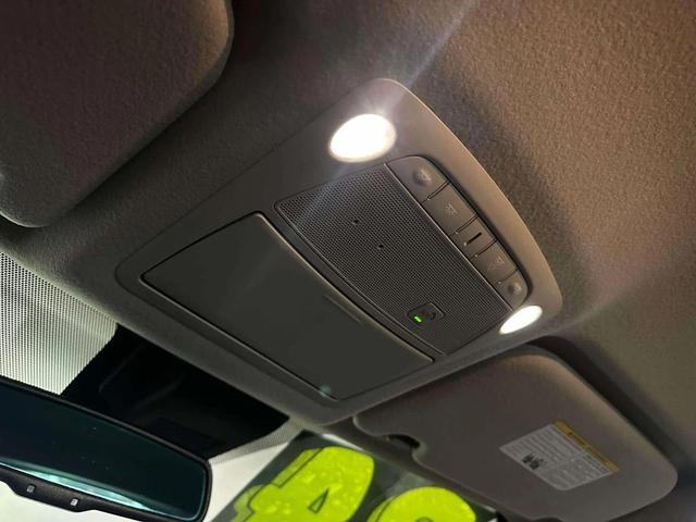 Photo of 2024 Super Black/Pearl White Nissan Leaf