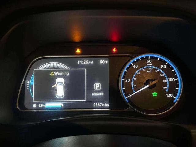 Photo of 2024 Super Black/Pearl White Nissan Leaf
