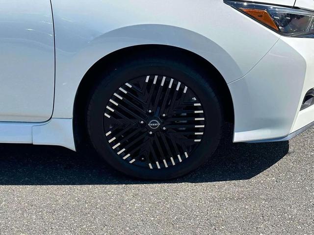 Photo of 2024 Super Black/Pearl White Nissan Leaf