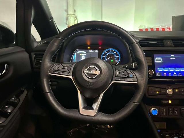 Photo of 2024 Super Black/Pearl White Nissan Leaf