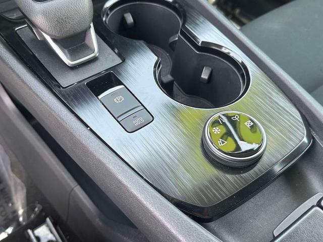 Photo of 2023 Glacier White Nissan Rogue