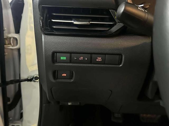 Photo of 2024 Aspen White Tricoat Nissan Sentra