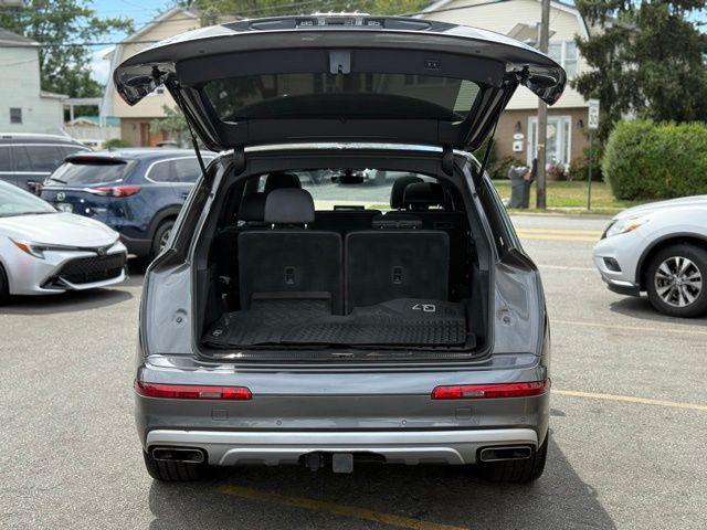 Photo of 2019 Gray Metallic Audi Q7