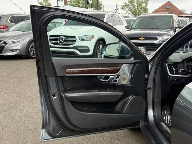Photo of 2017 Gray Metallic Volvo S90