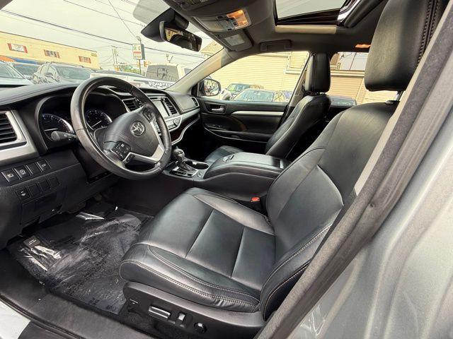 Photo of 2017 Celestial Silver Metallic Toyota Highlander