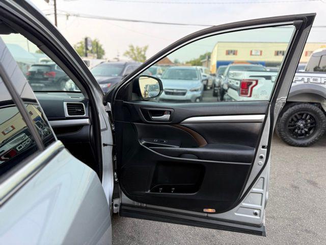Photo of 2017 Celestial Silver Metallic Toyota Highlander