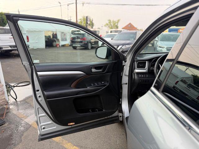 Photo of 2017 Celestial Silver Metallic Toyota Highlander