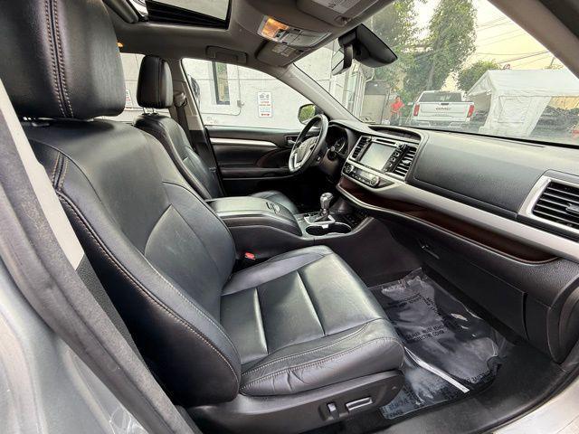 Photo of 2017 Celestial Silver Metallic Toyota Highlander