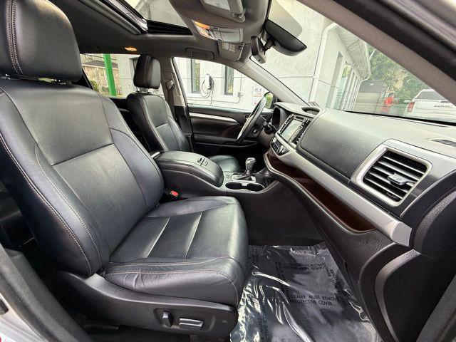 Photo of 2017 Celestial Silver Metallic Toyota Highlander