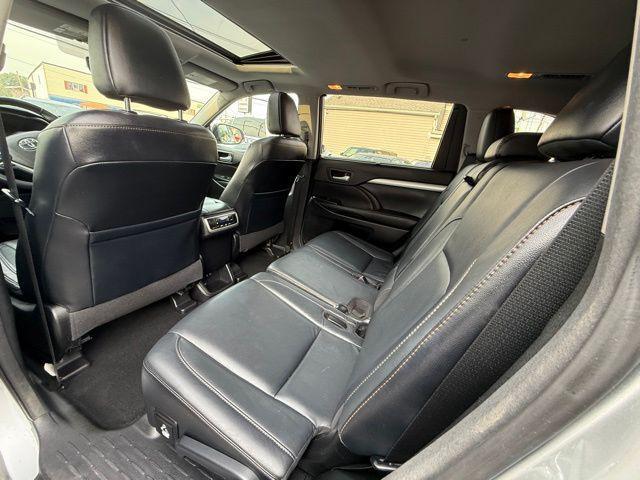 Photo of 2017 Celestial Silver Metallic Toyota Highlander