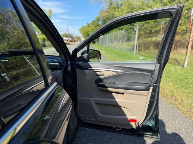 Photo of 2017 Black Honda Pilot