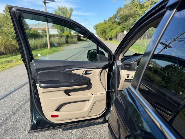 Photo of 2017 Black Honda Pilot
