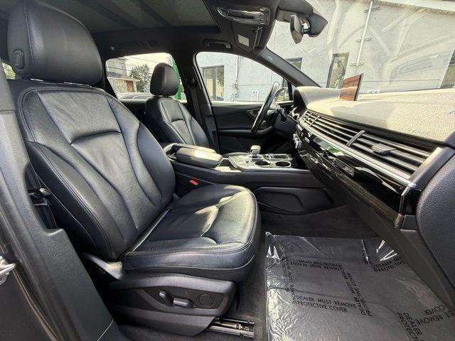 Photo of 2019 Gray Metallic Audi Q7