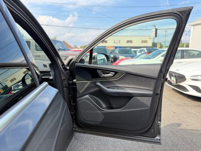 Photo of 2019 Gray Metallic Audi Q7