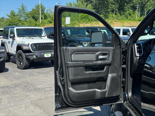 Photo of 2023 Diamond Black Crystal Pearlcoat RAM 2500