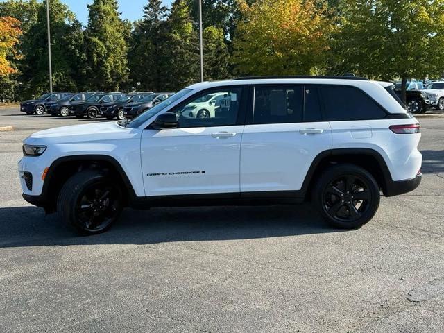 Photo of 2023 Bright White Clearcoat Jeep Grand Cherokee