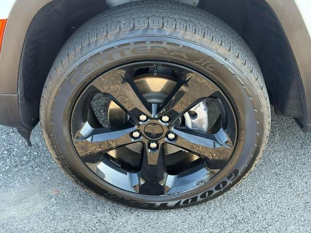 Photo of 2023 Bright White Clearcoat Jeep Grand Cherokee