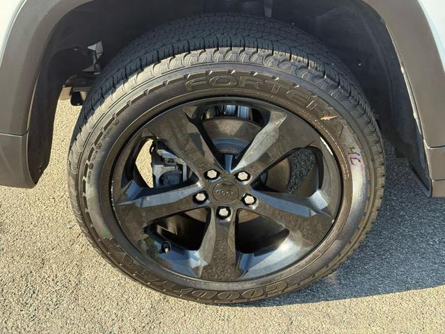 Photo of 2023 Bright White Clearcoat Jeep Grand Cherokee