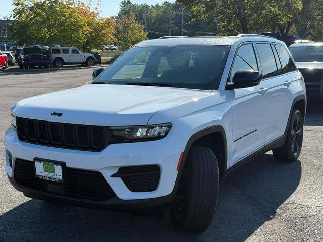 Photo of 2023 Bright White Clearcoat Jeep Grand Cherokee