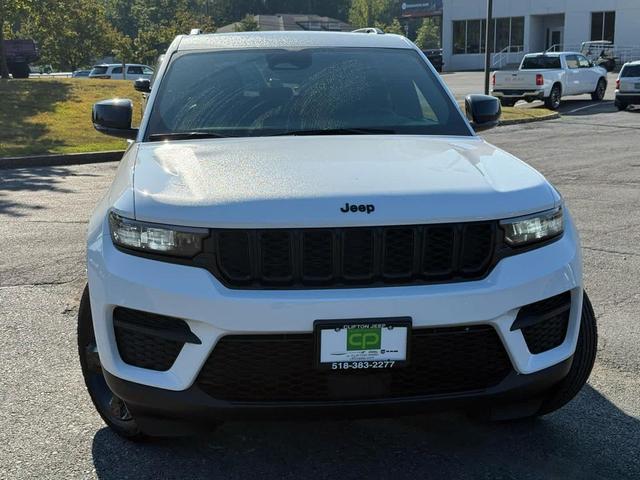 Photo of 2023 Bright White Clearcoat Jeep Grand Cherokee