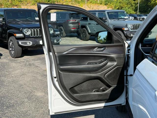 Photo of 2023 Bright White Clearcoat Jeep Grand Cherokee