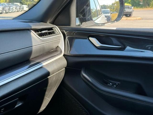 Photo of 2023 Bright White Clearcoat Jeep Grand Cherokee