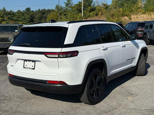Photo of 2023 Bright White Clearcoat Jeep Grand Cherokee
