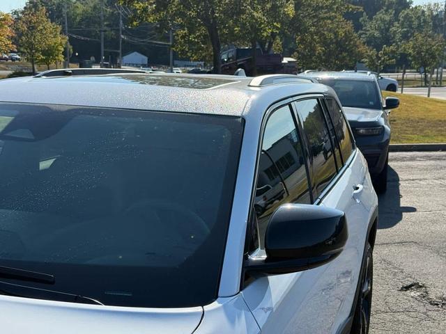 Photo of 2023 Bright White Clearcoat Jeep Grand Cherokee