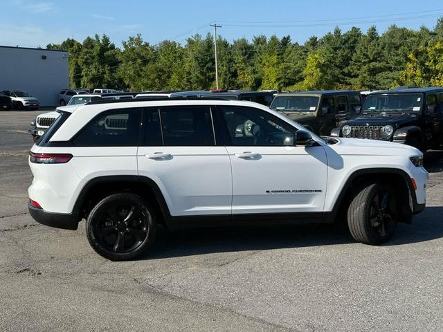 Photo of 2023 Bright White Clearcoat Jeep Grand Cherokee