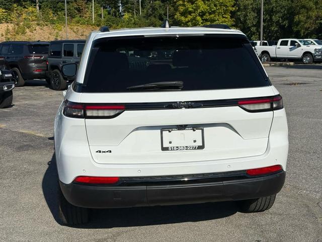 Photo of 2023 Bright White Clearcoat Jeep Grand Cherokee