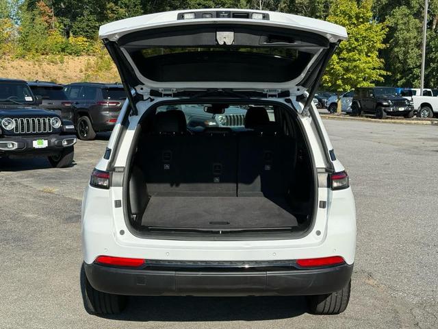 Photo of 2023 Bright White Clearcoat Jeep Grand Cherokee