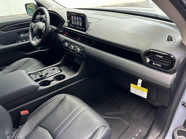 Photo of 2025 Sonic Gray Pearl Honda Pilot