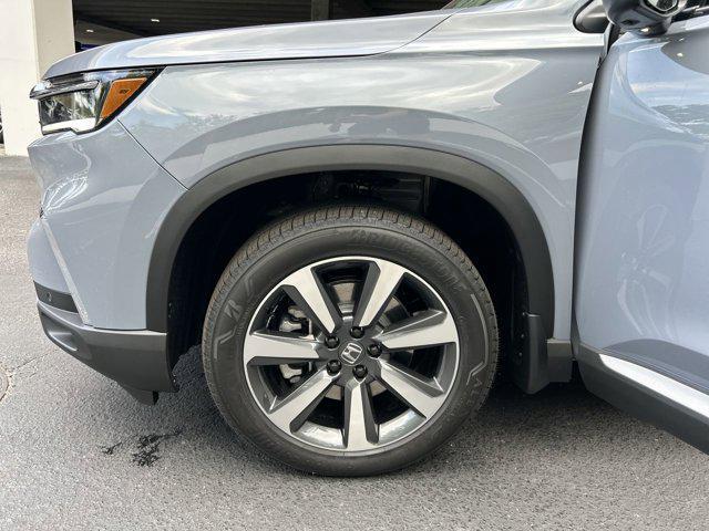 Photo of 2025 Sonic Gray Pearl Honda Pilot
