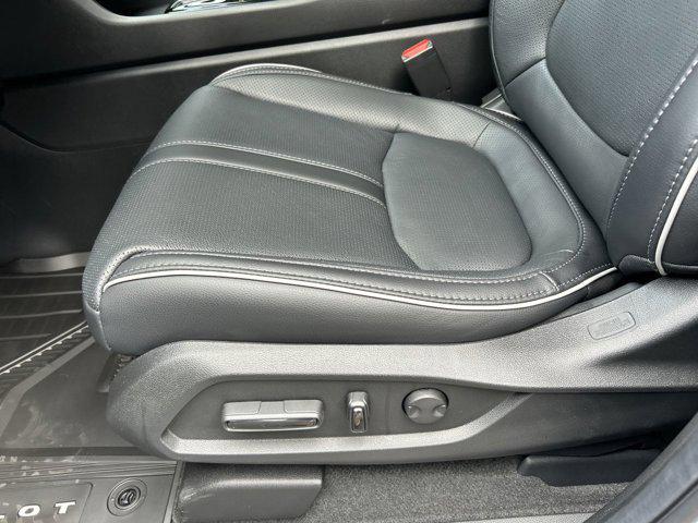 Photo of 2025 Sonic Gray Pearl Honda Pilot