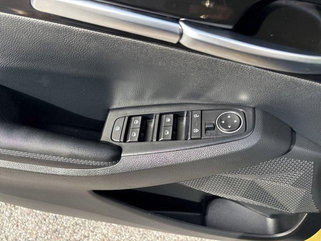 Photo of 2023 Starbright Yellow/Black Roof Kia Seltos